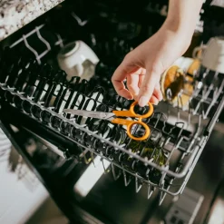 Fiskars Universal papperssax 16 cm, för både höger- och vänsterhänta